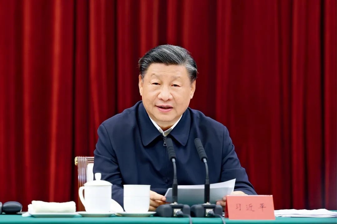 2023年10月12日，中共中央總書記、國家主席、中央軍委主席習近平在江西省南昌市主持召開進一步推動長江經(jīng)濟帶高質(zhì)量發(fā)展座談會并發(fā)表重要講話。習近平強調(diào)，完善跨區(qū)域、跨部門、跨層級的數(shù)據(jù)信息共享和流程互聯(lián)互通，深化政務(wù)服務(wù)合作，優(yōu)化營商環(huán)境。圖/新華社記者 鞠鵬 攝