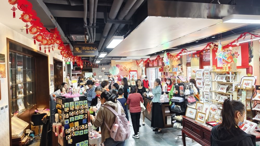 游客在天津市西青區(qū)楊柳青民俗文化館游覽。（新華社記者宋瑞 攝）