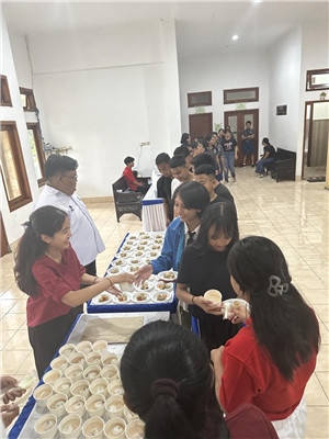 學(xué)生們品嘗中華美食湯圓和燒賣。主辦方供圖