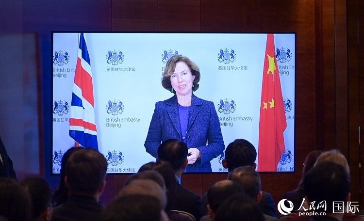 英國駐華大使吳若蘭發(fā)表視頻主旨演講。人民網(wǎng) 郭錦標 攝