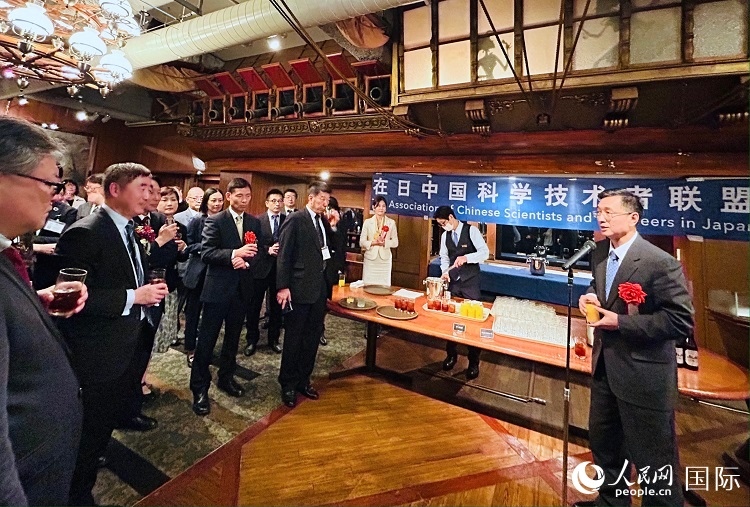 中國(guó)駐日本大使館教育處公使銜參贊杜柯偉在紀(jì)念酒會(huì)上致祝酒詞。人民網(wǎng) 許可攝