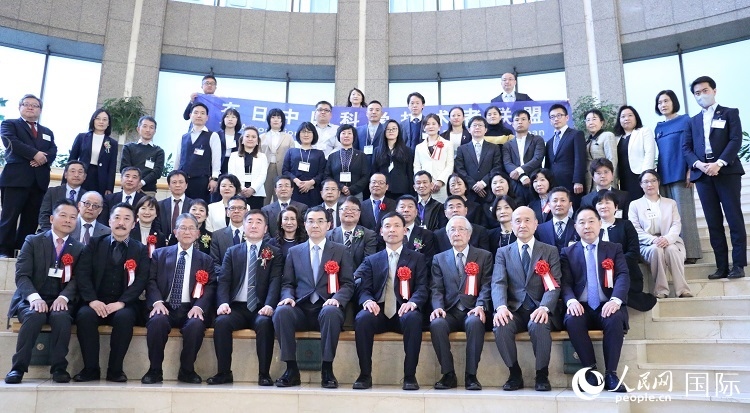 到場(chǎng)嘉賓與中國(guó)駐日本大使吳江浩合影留念。人民網(wǎng) 許可攝