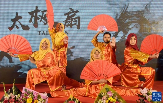 11月22日，在孟加拉國(guó)達(dá)卡，學(xué)生在孔子課堂揭牌儀式上表演。新華社發(fā)（薩利姆攝）