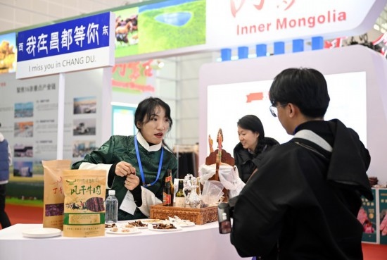 11月23日，參展商和參觀者在國家會展中心（天津）國內(nèi)省市合作交流展區(qū)交流。新華社記者 趙子碩 攝