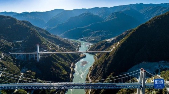 11月25日拍攝的麗香鐵路金沙江特大橋（前），遠(yuǎn)處是麗香高速特大橋（無(wú)人機(jī)照片）。