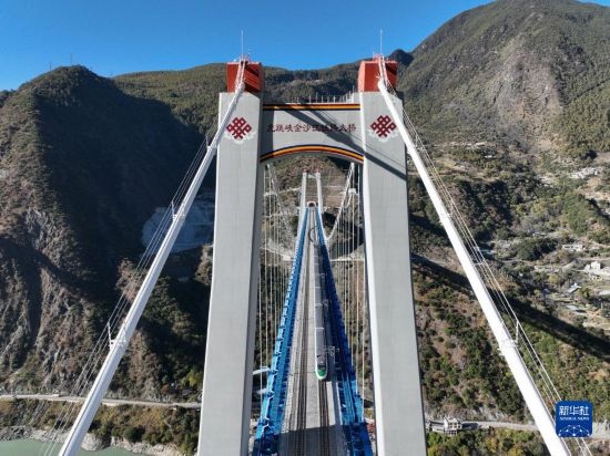 11月25日，列車通過(guò)麗香鐵路金沙江特大橋（無(wú)人機(jī)照片）。