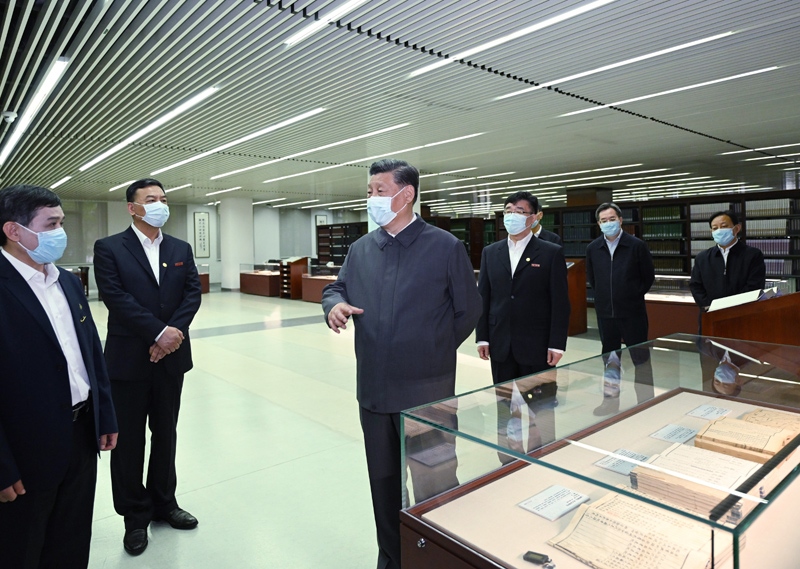 2022年4月25日，習(xí)近平來(lái)到中國(guó)人民大學(xué)考察調(diào)研。這是他在圖書(shū)館考察。