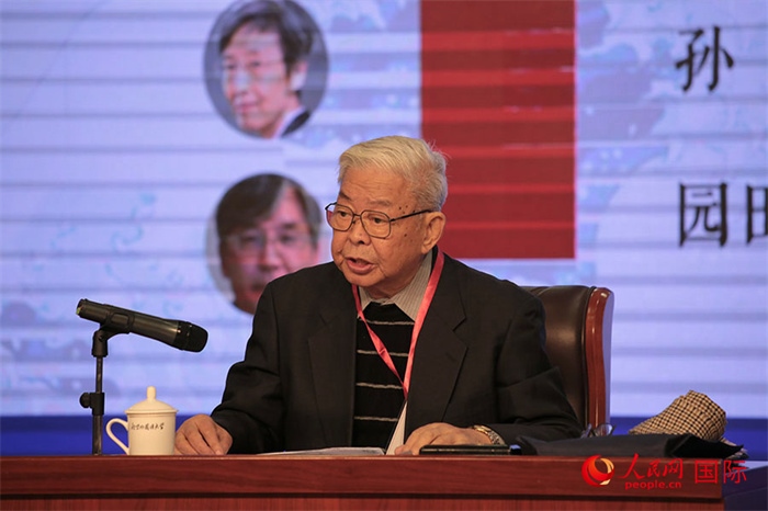 北京外國語大學(xué)北京日本學(xué)研究中心原主任嚴(yán)安生發(fā)表主旨演講。人民網(wǎng)記者 張麗婭攝