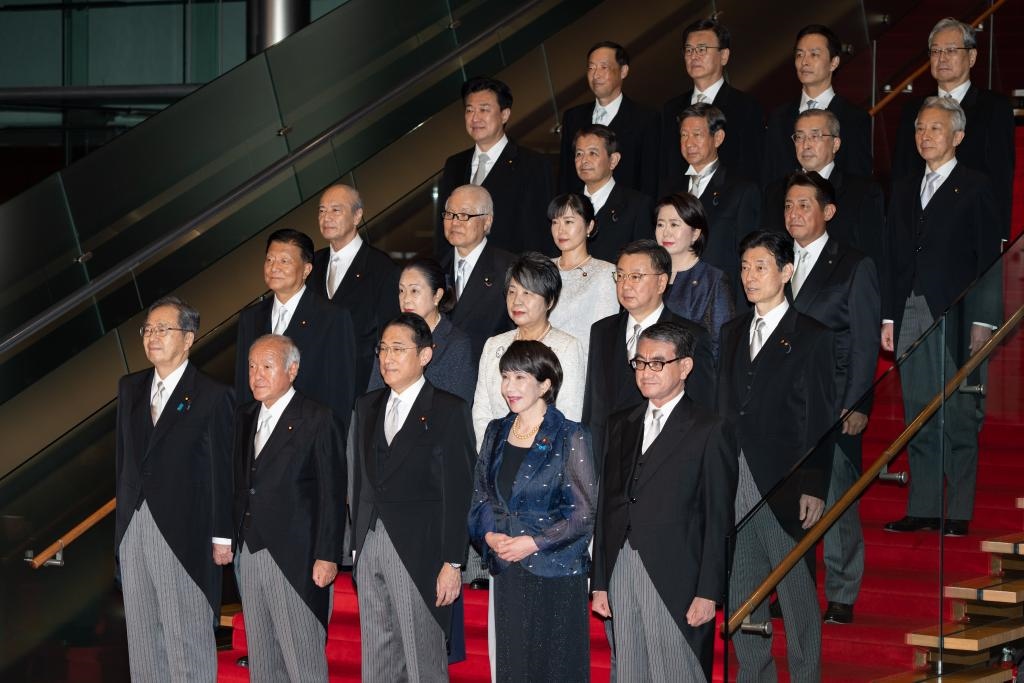 9月13日，日本首相岸田文雄（前排中）在東京的首相官邸率閣僚合影。新華社記者張笑宇攝