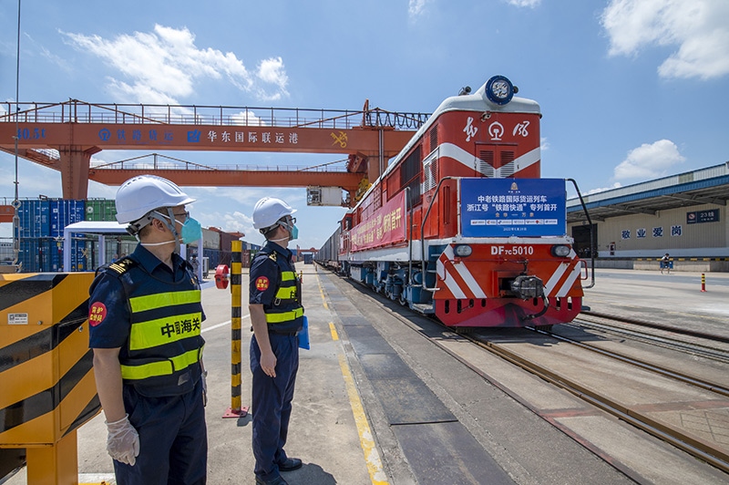2022年6月29日，浙江金華，中老鐵路國際貨運(yùn)列車浙江號(hào)“鐵路快通”首趟專列經(jīng)海關(guān)監(jiān)管后，從金華南站鳴笛啟程，經(jīng)磨憨口岸駛向老撾萬象。
