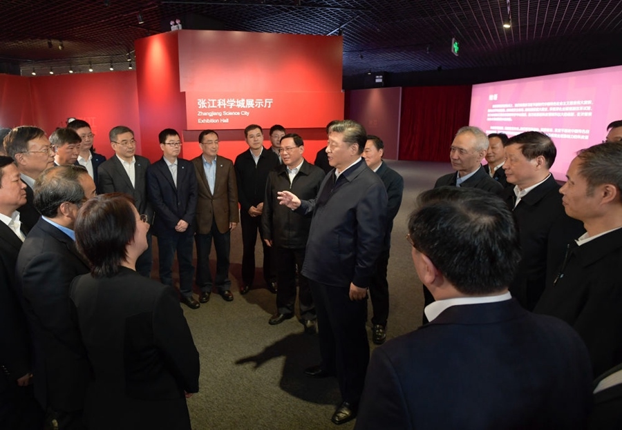 2018年11月6日，習近平在上海張江科學城展示廳考察時，同在場的科技工作者親切交談。