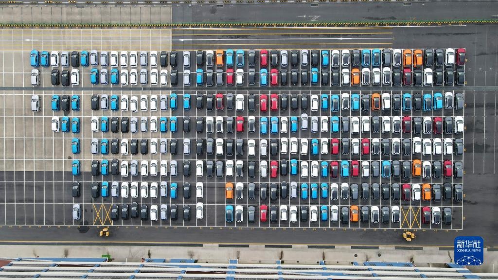 這是2023年7月9日在上海外高橋海通汽車(chē)碼頭拍攝的等待裝船運(yùn)往澳大利亞的上汽MG品牌汽車(chē)和新能源車(chē)（無(wú)人機(jī)照片）。新華社記者 方喆 攝