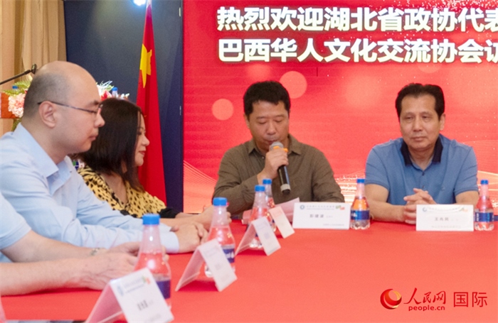 巴西文協(xié)監(jiān)事長彭建波（右二）在座談會上致辭。 人民網(wǎng)記者 陳海琪攝