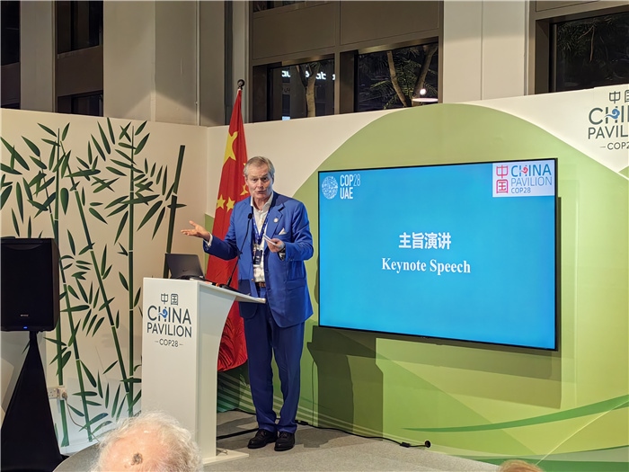 意大利都靈理工大學(xué)終身教授岡特·鮑利發(fā)言。COP28中國(guó)角供圖