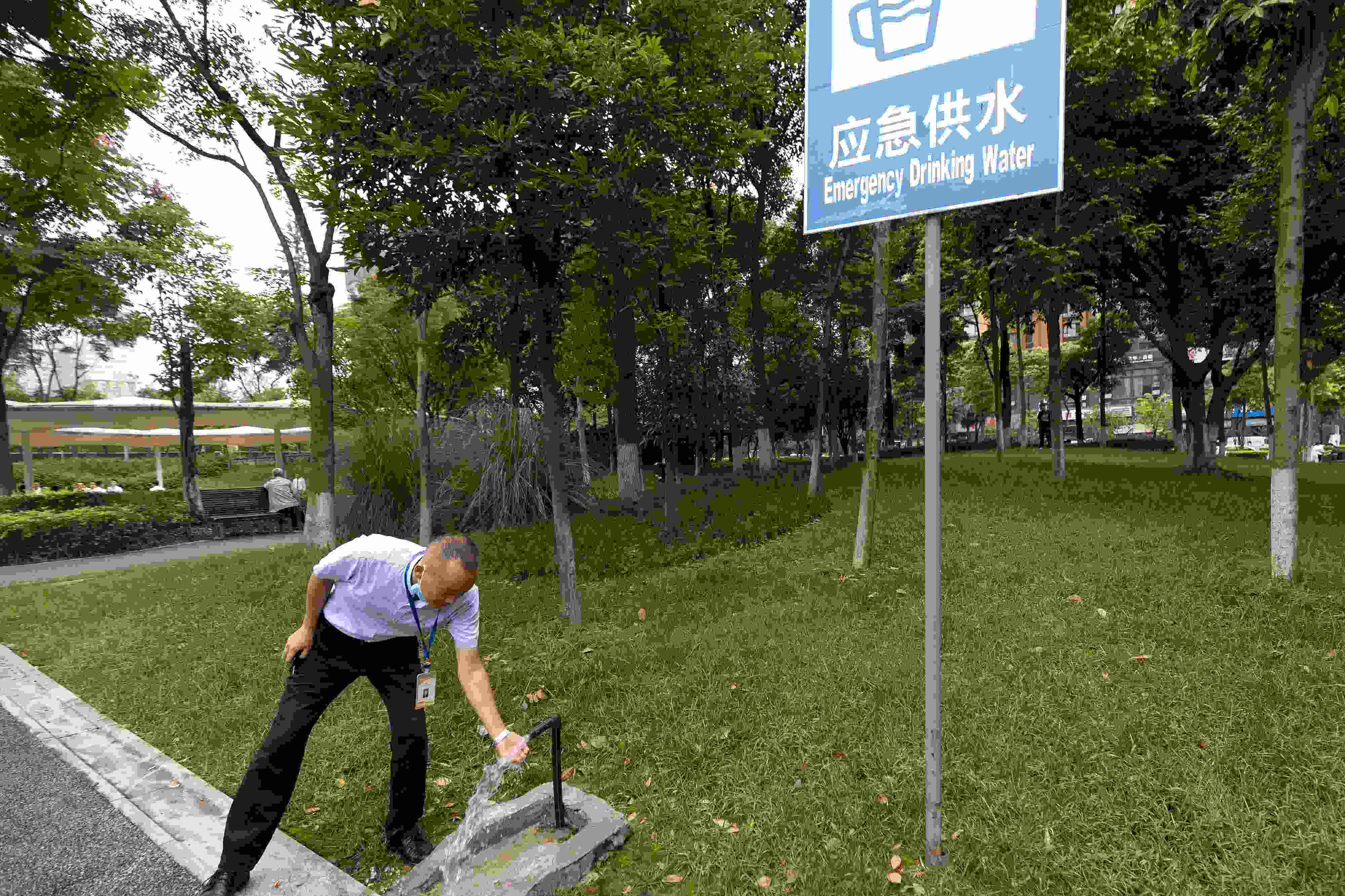 位于成都高新區(qū)天府二街與天府三街之間的大源中央公園，應(yīng)急供水設(shè)施標(biāo)識(shí)醒目。