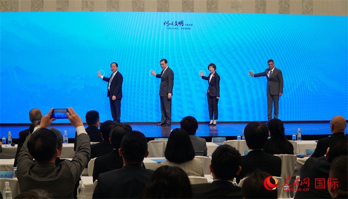 嘉賓共同啟動“何以文明”日本特展體驗暨2024年總臺春晚宣介區(qū)。人民網 蔣曉辰攝