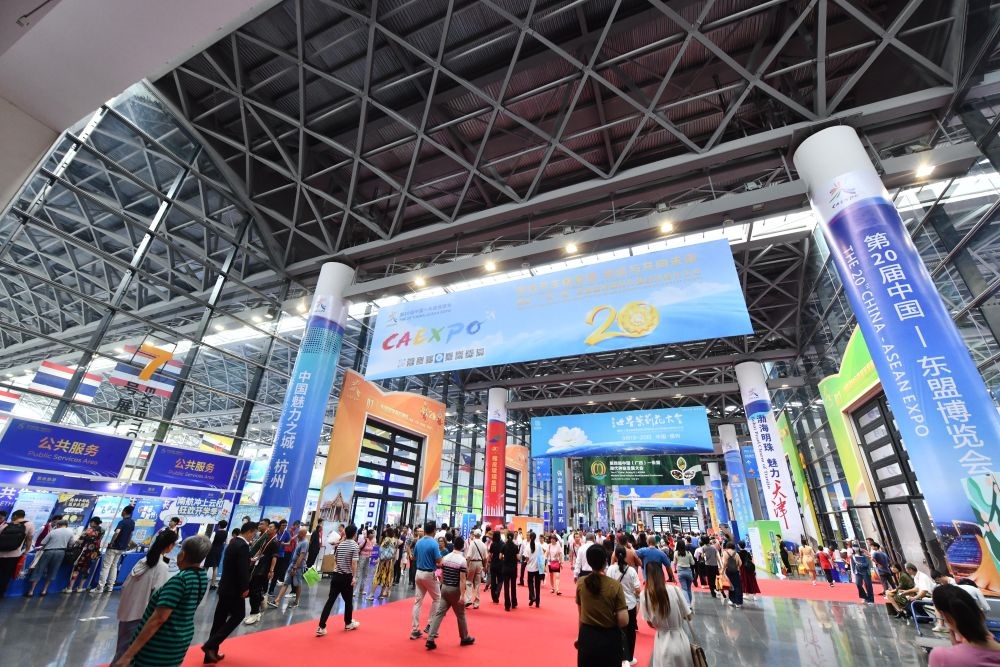 2023年9月18日，參觀者在第二十屆中國—東盟博覽會東盟商品展區(qū)選購商品。新華社記者 黃孝邦 攝