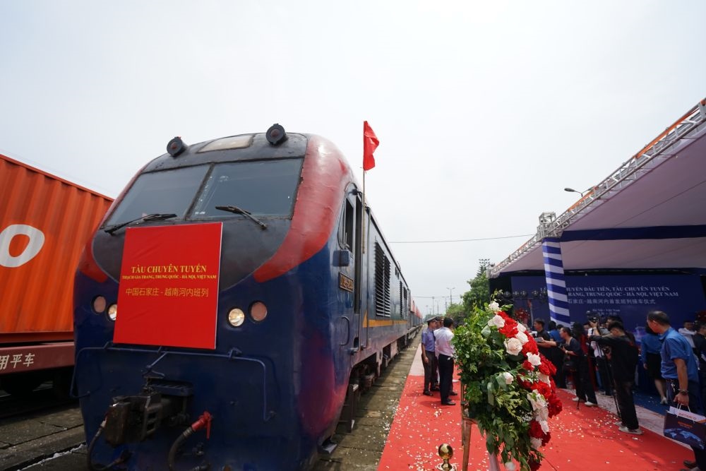 這是2023年8月2日在越南河內(nèi)安員車站拍攝的首列“燕趙號”中越班列。新華社記者 胡佳麗 攝