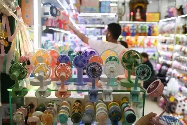 △近期，客商在浙江義烏國際商貿(mào)城采購商品。