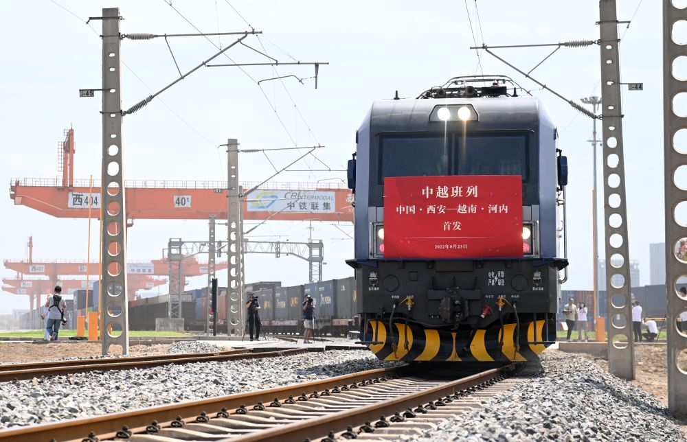 2022年8月23日，陜西首趟中越國際貨運班列由西安國際港站駛出開往越南河內(nèi)。新華社記者 李一博 攝