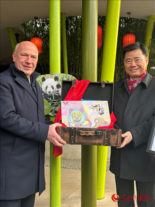 吳墾大使和韋格納市長手捧德國兒童為“夢想”“夢圓”準(zhǔn)備的手繪“送別大禮包”。人民網(wǎng)記者 徐馨攝