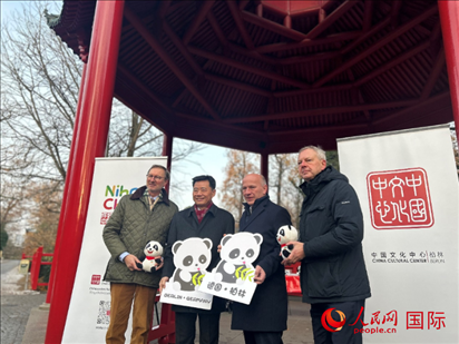 中國文化中心組織的主題活動(dòng)現(xiàn)場。從左至右依次為柏林動(dòng)物園園長克尼里姆、中國駐德國大使吳懇、柏林市長韋格納、柏林動(dòng)物園監(jiān)事會(huì)主席布魯克曼。人民網(wǎng)記者 徐馨攝