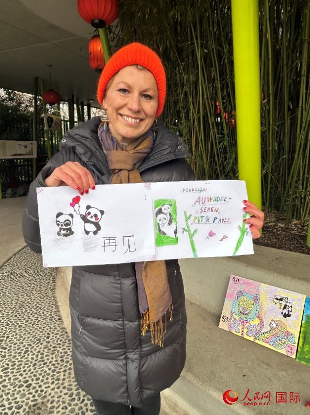 桑德拉和德國小朋友們的作品。右圖寫著“祝福好運(yùn)，再見 Pit和Paule（“夢想”“夢圓”的德語名字）”。人民網(wǎng)記者 徐馨攝