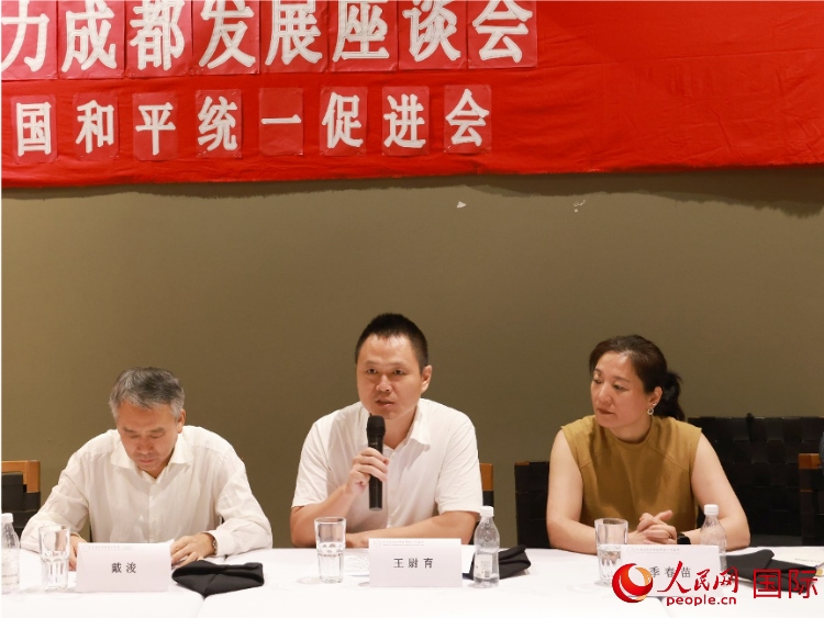 中國駐里約總領(lǐng)館副總領(lǐng)事王尉育（中）在座談會中致辭。人民網(wǎng)記者 陳海琪攝