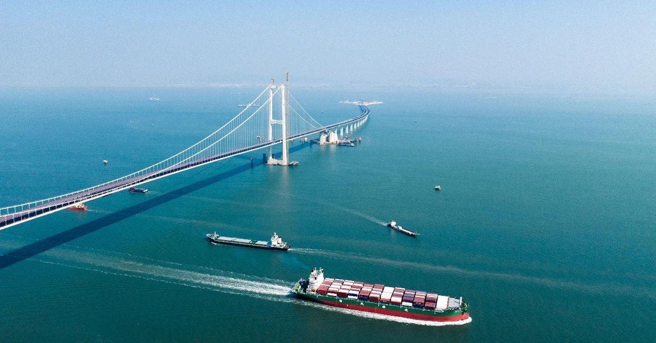 △2023年11月28日，國家重大工程深中通道海底沉管隧道貫通。