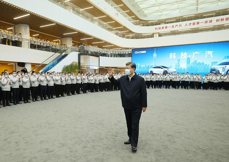 △2023年4月12日，習近平總書記在廣東廣汽研究院向職工們揮手致意。