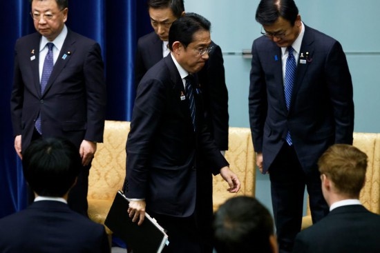  11月2日，在日本東京首相官邸，日本首相岸田文雄在新聞發(fā)布會后離開會場。新華社發(fā)（Pool圖片，太田潔攝）
