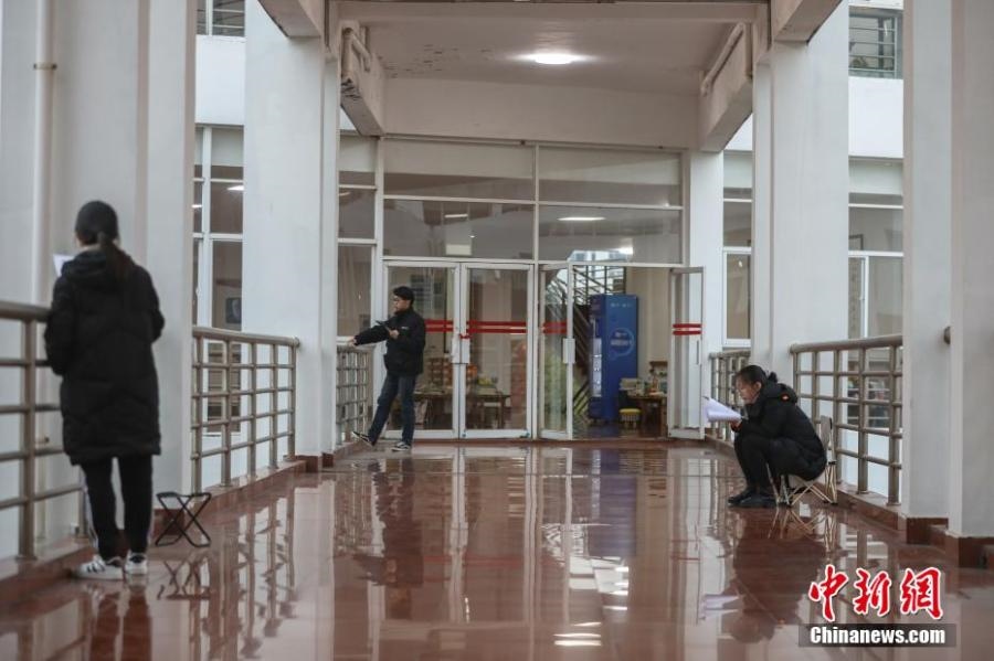 資料圖：幾位考研學(xué)生在南昌大學(xué)教學(xué)樓的天橋上復(fù)習(xí)備考。劉力鑫 攝
