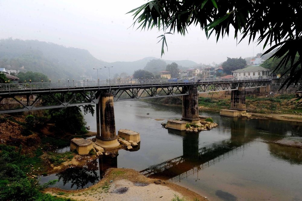 這是滇越鐵路連接中越兩國(guó)的中越鐵路大橋，橋的對(duì)岸是越南老街?。?010年3月20日攝）。