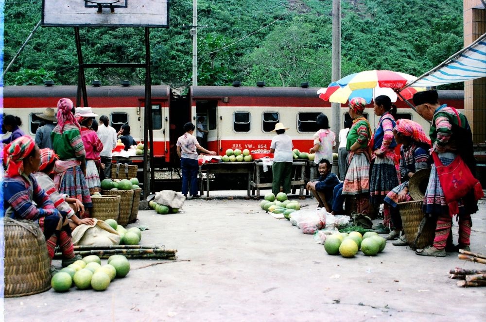 這是90年代中后期滇越鐵路沿線的集市，客運(yùn)列車的開行為當(dāng)?shù)氐拇迕駧?lái)商機(jī)。