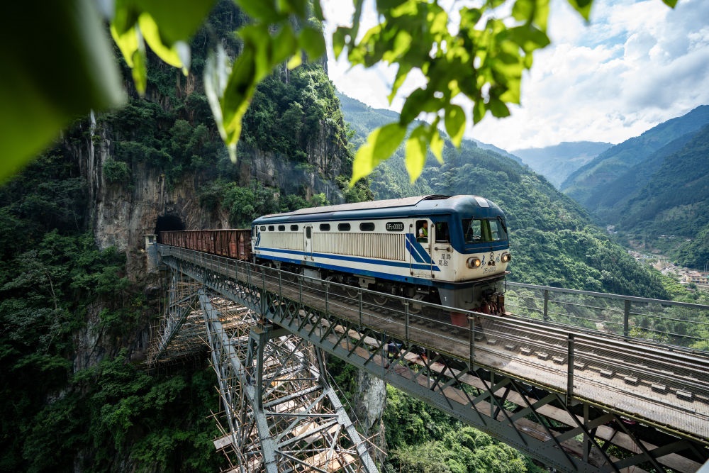 進(jìn)行人字橋橋梁檢測(cè)的米軌列車通過(guò)人字橋（2023年9月6日攝）。