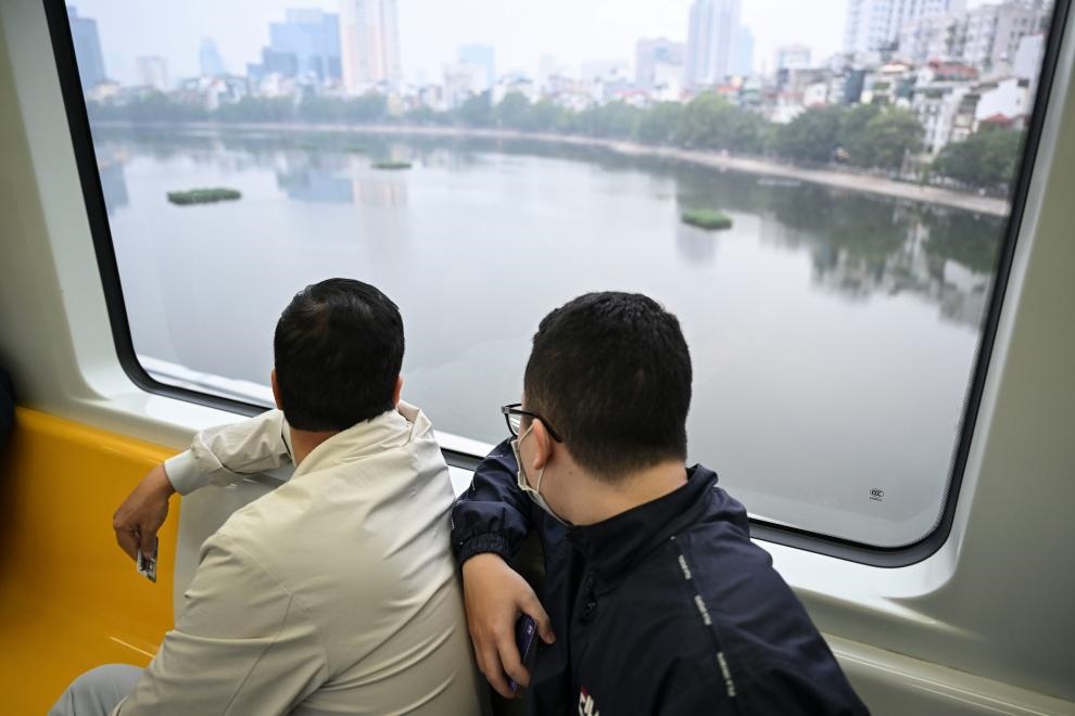 12月9日，市民在越南河內(nèi)輕軌二號線車廂內(nèi)透過車窗欣賞城市風(fēng)景。