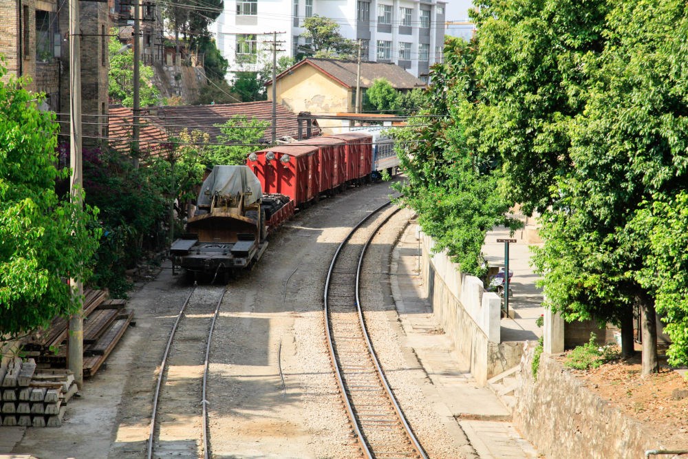滇越鐵路宜良段的鐵軌與貨車（2013年3月26日攝）。