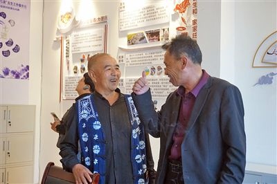  在大理州古生村訴訟服務(wù)站內(nèi)，全國人大代表樊九平為“阿鵬調(diào)解員”點贊。