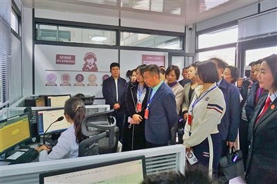  在昆明中院訴前調(diào)解工作室內(nèi)，代表們觀摩法官線上調(diào)解。