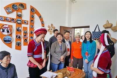  在大理法院喜洲法庭，代表們與“金花調(diào)解員”共同探討民族特色調(diào)解工作方法。