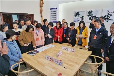  在劍川法院家事調(diào)解室內(nèi)，該院制作的《離婚證明書》引起了代表們的關(guān)注。