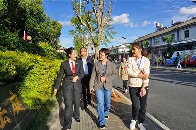  全國人大代表王爭（右一）、張海鷗（右二）向法官了解民族特色調(diào)解工作機制。