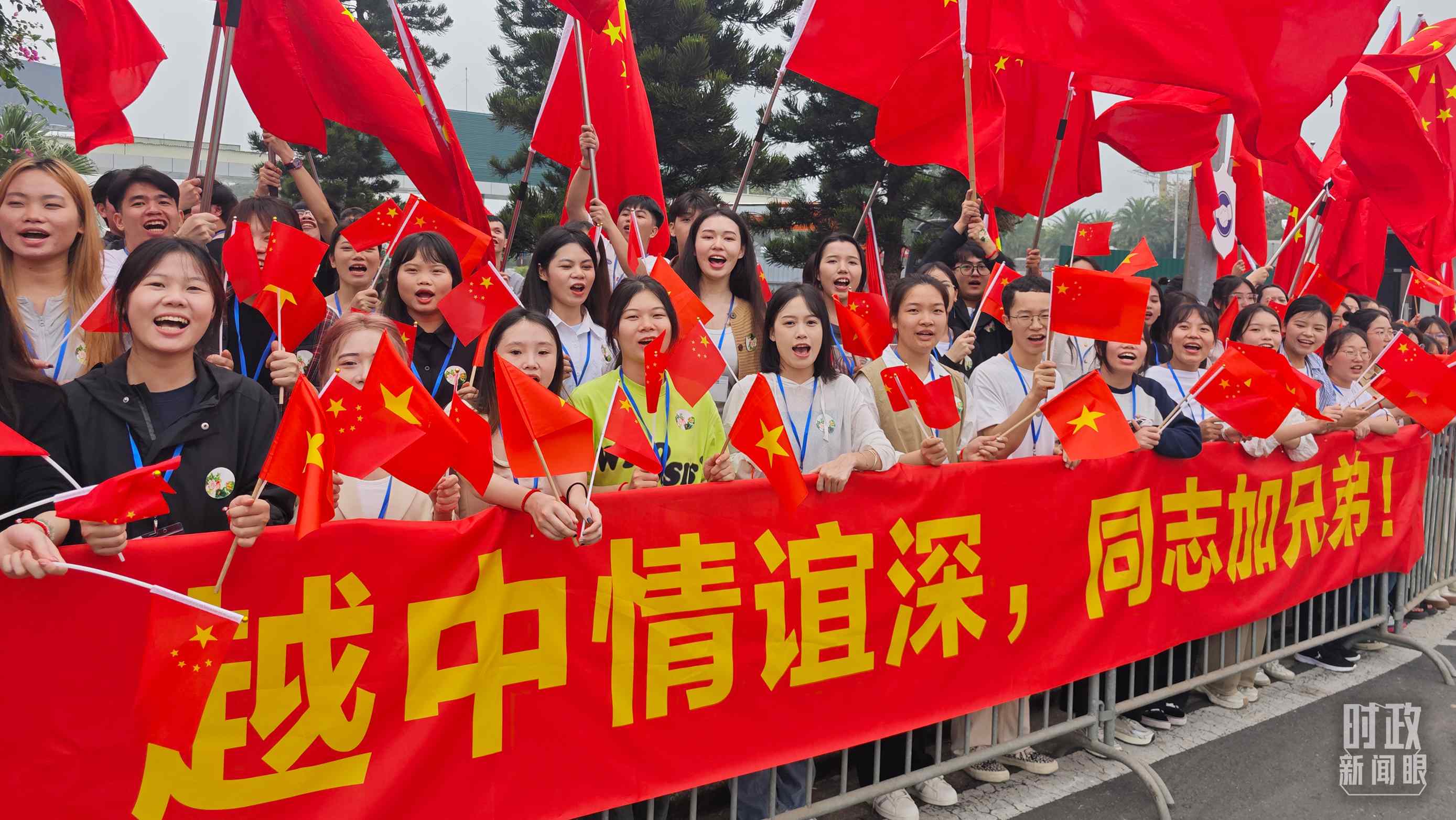 △習近平乘車從機場赴下榻飯店途中，許多人自發(fā)聚集在道路兩旁，揮舞兩國旗幟，表達熱烈歡迎。（總臺央視記者耿小龍拍攝）