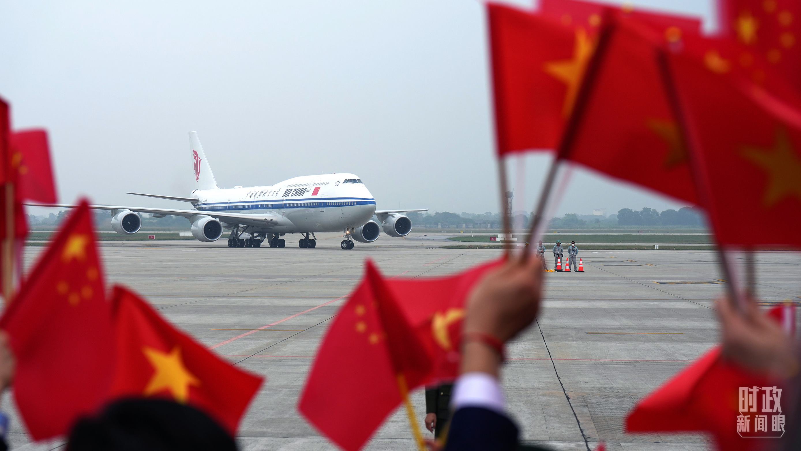 △習近平乘專機抵達越南河內(nèi)。（總臺國廣記者李晉拍攝）