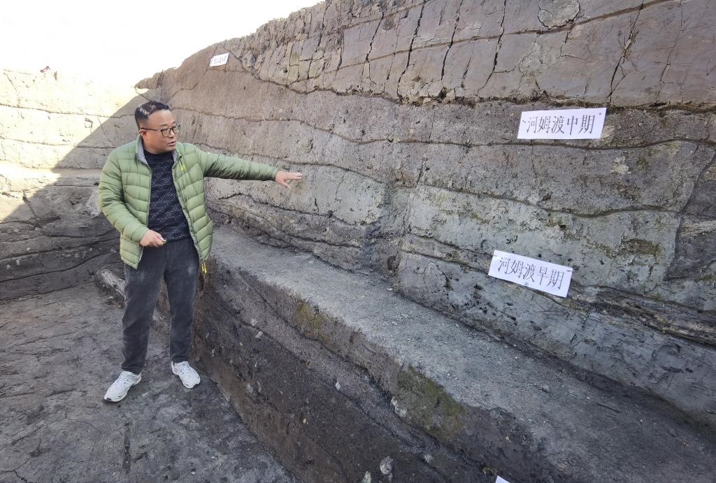 12月14日，汶溪遺址發(fā)掘項目現(xiàn)場負責人雷少介紹遺址整體情況。新華社記者顧小立 攝