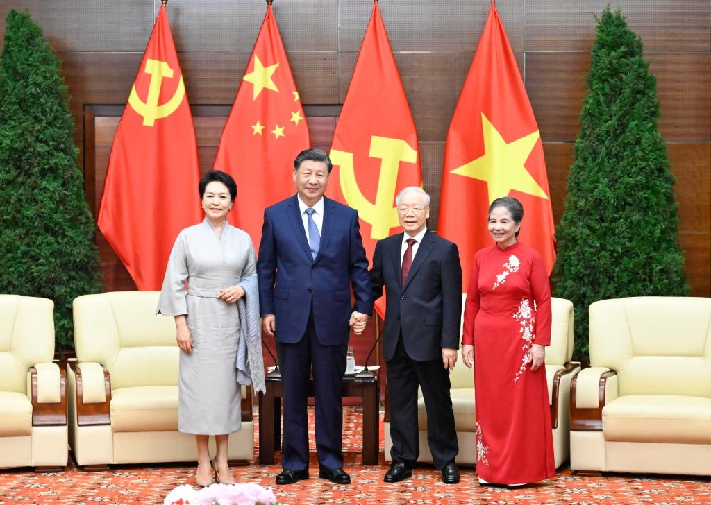 當?shù)貢r間12月13日下午，在結(jié)束對越南進行國事訪問即將啟程回國之際，中共中央總書記、國家主席習近平和夫人彭麗媛同越共中央總書記阮富仲和夫人吳氏敏話別。