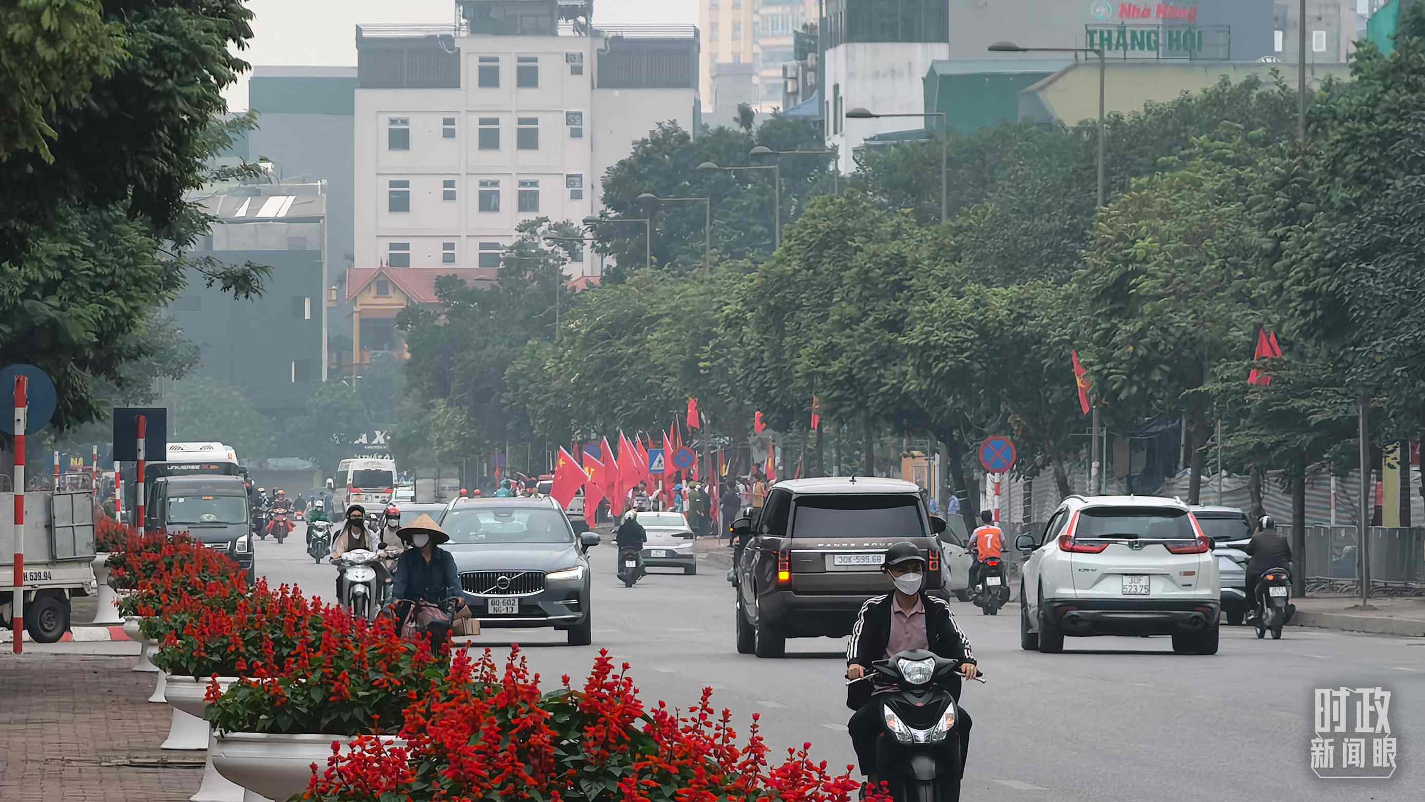 △河內(nèi)街道兩側的中越兩黨兩國旗幟。（總臺央視記者韓銳拍攝）