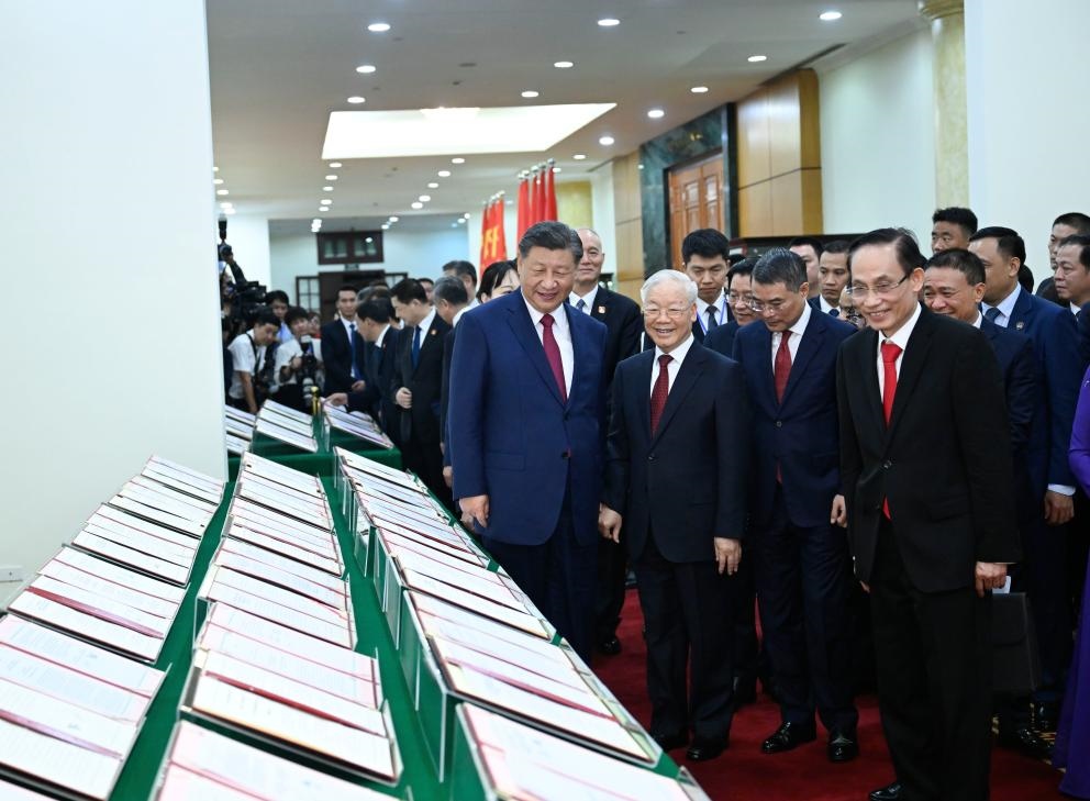當?shù)貢r間12月12日下午，剛剛抵達河內(nèi)的中共中央總書記、國家主席習近平在越共中央駐地同越共中央總書記阮富仲舉行會談。這是會談后，兩黨總書記共同見證雙方簽署的雙邊合作文件展示。