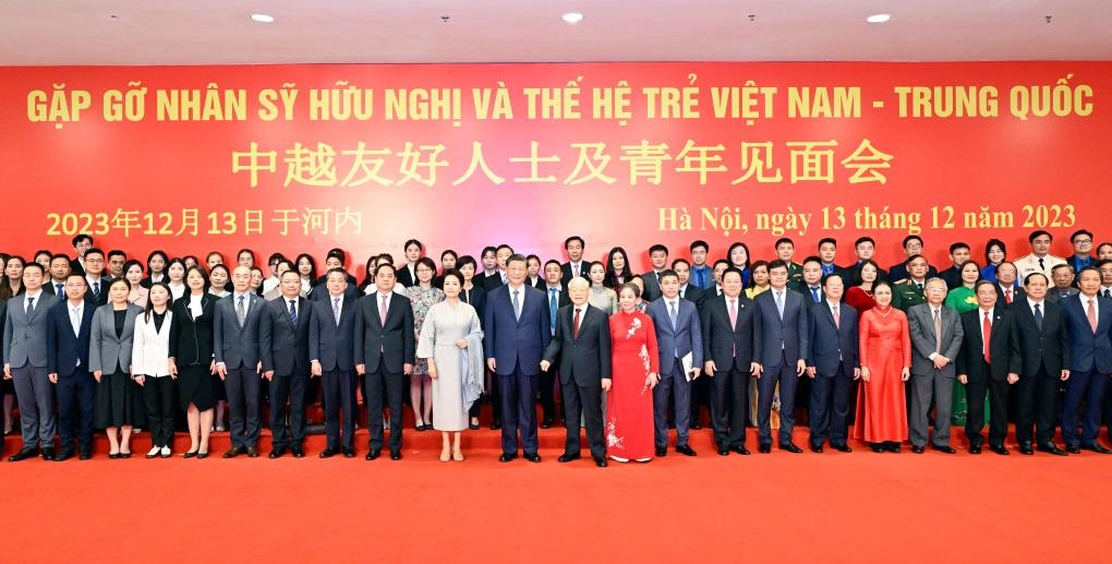 這是習近平夫婦和阮富仲夫婦同中越兩國青年和友好人士代表親切合影。