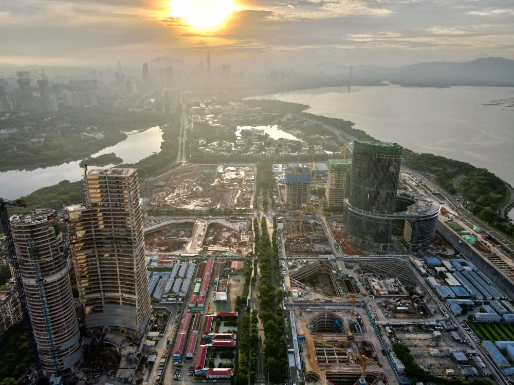 位于深圳市南山區(qū)的深圳灣超級總部基地建設(shè)現(xiàn)場（無人機照片，2023年8月26日攝）。新華社記者 周科 攝